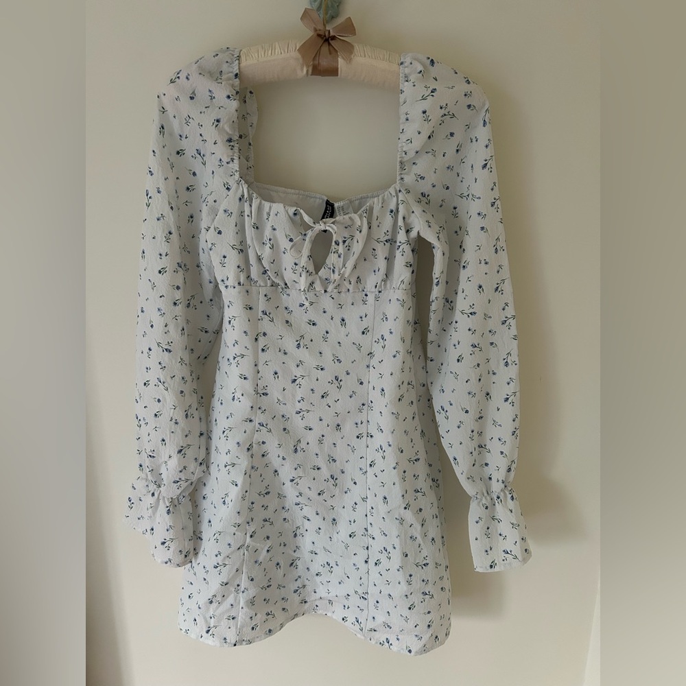 H&M Divided Puff Sleeve Crepe Floral Mini Dress 
Size: XS 
EUC